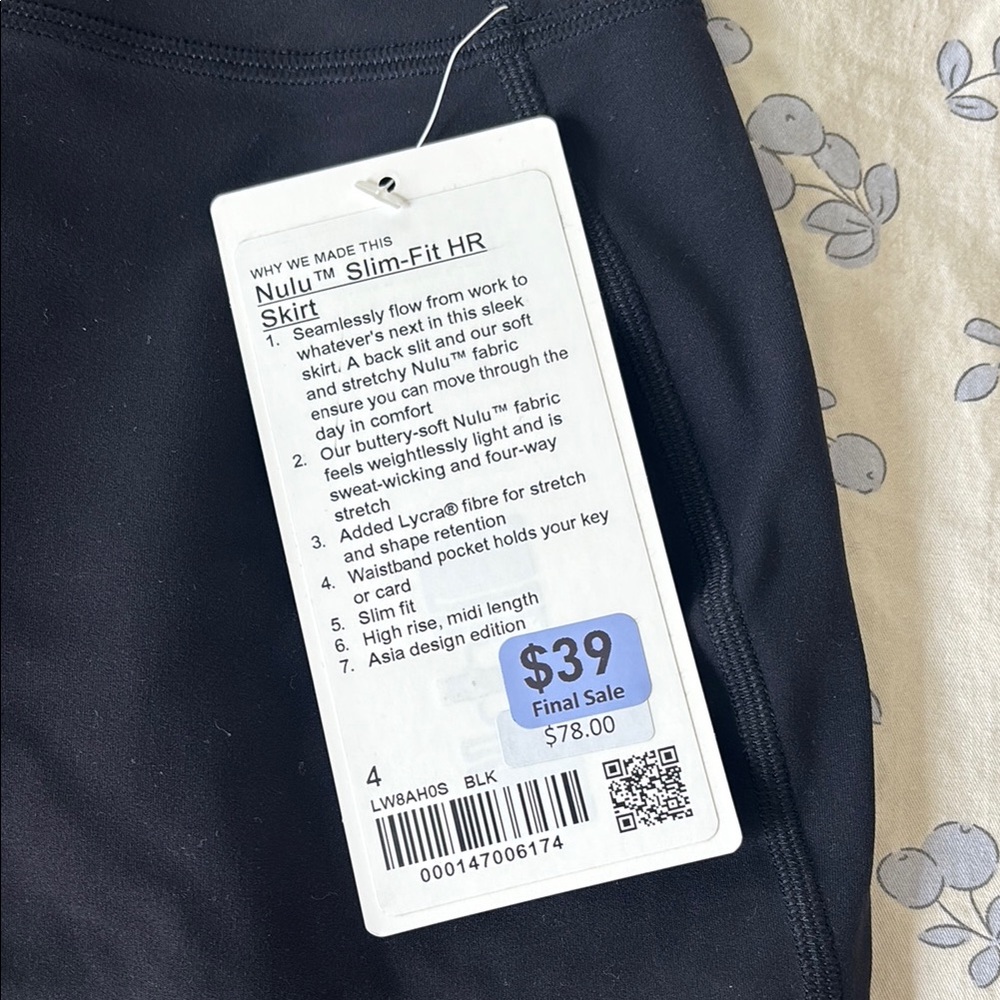 Lululemon Nulu Slim-Fit HR Skirt in Black